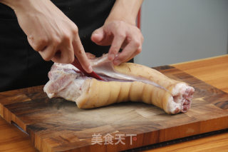 白切无骨猪肘的做法步骤：2