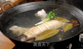 白切无骨猪肘的做法步骤：5