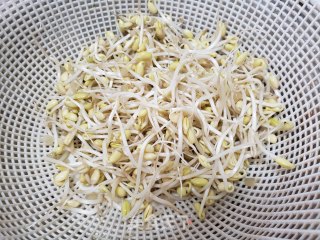 菠菜炒黄豆芽的做法步骤：2