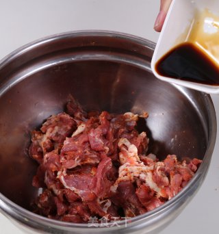 炒烤肉，不用烤就能享受到的撸串快乐的做法步骤：2
