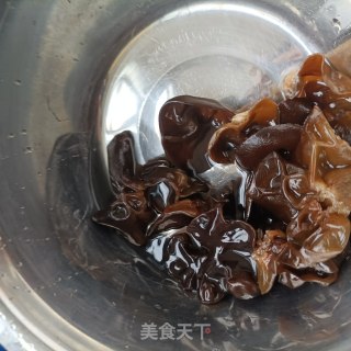 蒜苗炒木耳的做法步骤：4