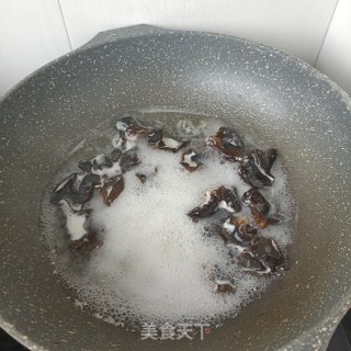 蒜苗炒木耳的做法步骤：5