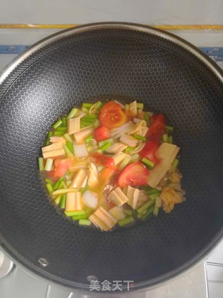 炒西红柿腐竹蒜薹的做法步骤：3