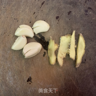 鹿茸菇焖排骨的做法步骤：1
