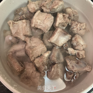 鹿茸菇焖排骨的做法步骤：2