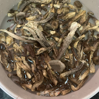 鹿茸菇焖排骨的做法步骤：3