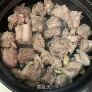 鹿茸菇焖排骨的做法步骤：5