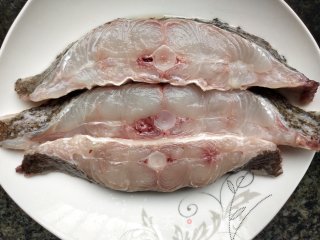 剁椒比目鱼的做法步骤：1