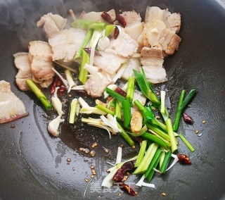蒜苗回锅肉的做法步骤：12