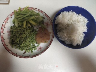 豆角芹菜鸡肉丁炒饭的做法步骤：1