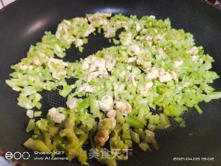 豆角芹菜鸡肉丁炒饭的做法步骤：2