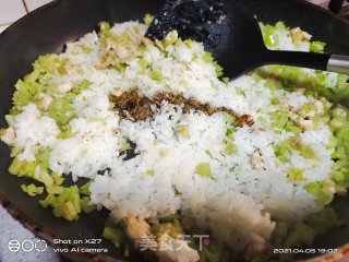 豆角芹菜鸡肉丁炒饭的做法步骤：3