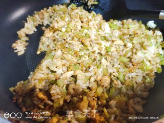 豆角芹菜鸡肉丁炒饭的做法步骤：4
