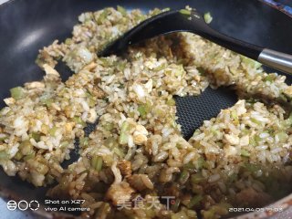 豆角芹菜鸡肉丁炒饭的做法步骤：5