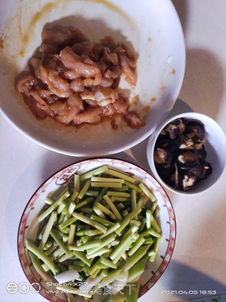 蒜薹炒鸡肉的做法步骤：1