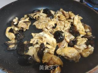 蒜薹炒鸡肉的做法步骤：2