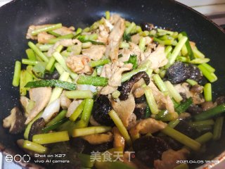 蒜薹炒鸡肉的做法步骤：4