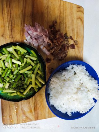蒜薹鸡肉炒米饭的做法步骤：1