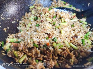 蒜薹鸡肉炒米饭的做法步骤：6