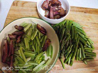 芹菜芦笋炒腊肉的做法步骤：1