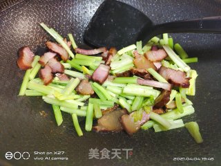 芹菜芦笋炒腊肉的做法步骤：2