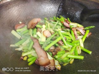 芹菜芦笋炒腊肉的做法步骤：3