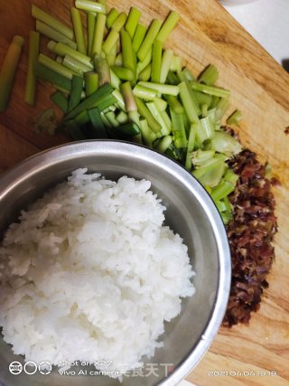 腊肉蒜薹炒饭的做法步骤：1