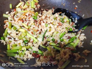 腊肉蒜薹炒饭的做法步骤：6