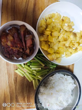 菠萝辣味炒饭的做法步骤：1