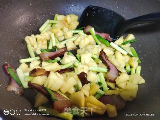 菠萝辣味炒饭的做法步骤：2