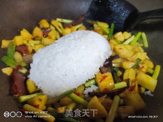 菠萝辣味炒饭的做法步骤：4