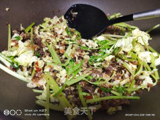 白菜芹菜辣鸡炒饭的做法步骤：2