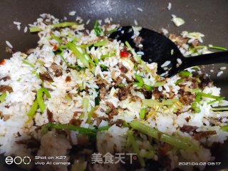 白菜芹菜辣鸡炒饭的做法步骤：3