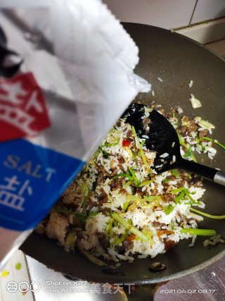 白菜芹菜辣鸡炒饭的做法步骤：4