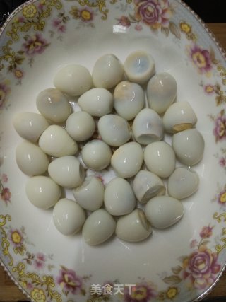 瘦肉三蛋加枸杞叶滚汤的做法步骤：4