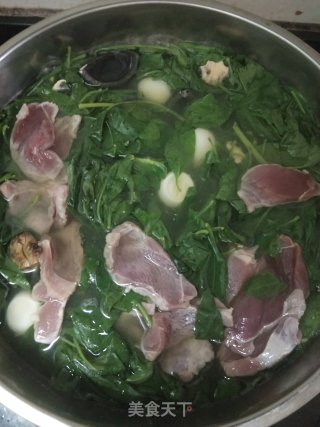 瘦肉三蛋加枸杞叶滚汤的做法步骤：9