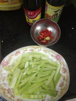 小米椒凉拌莴笋的做法步骤：3
