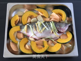 田园蒸鲈鱼的做法步骤：2