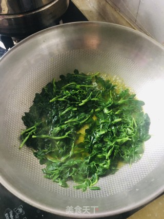 苜蓿油泼面的做法步骤：1