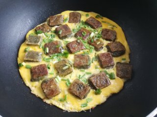青麻糍煎蛋的做法步骤：5
