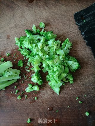 西兰花鸡蛋饼的做法步骤：2