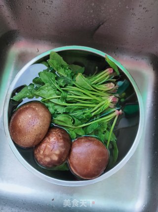 香菇炒菠菜的做法步骤：1