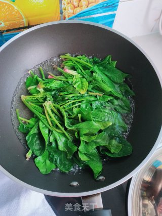 香菇炒菠菜的做法步骤：2