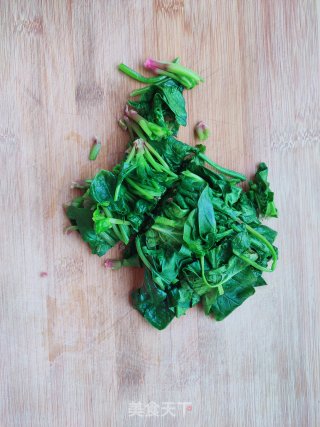 香菇炒菠菜的做法步骤：3