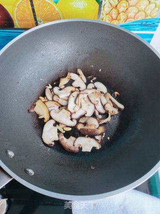 香菇炒菠菜的做法步骤：7