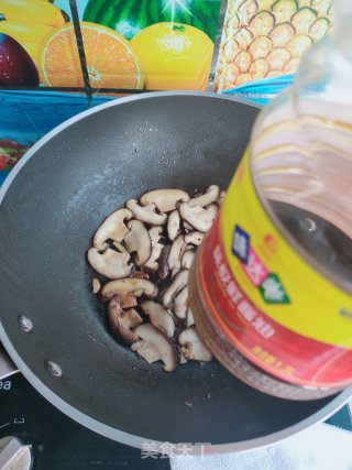 香菇炒菠菜的做法步骤：8