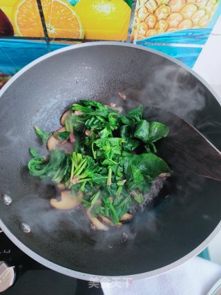 香菇炒菠菜的做法步骤：11