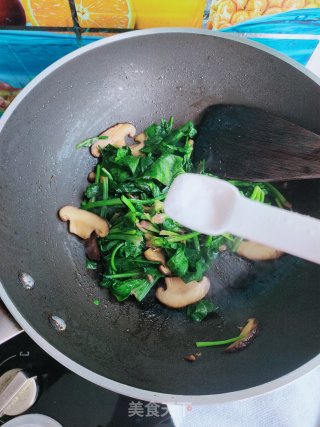 香菇炒菠菜的做法步骤：12