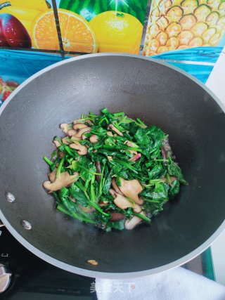香菇炒菠菜的做法步骤：13