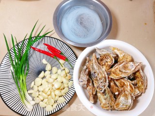 蒜蓉粉丝生蚝的做法步骤：1